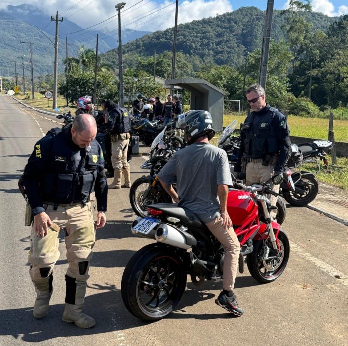 VÍDEO: PRF intensifica fiscalização de motoqueiros na Serra da Rocinha, na BR-285/SC VÍDEO: PRF intensifica fiscalização de motoqueiros na Serra da Rocinha, na BR-285/SC