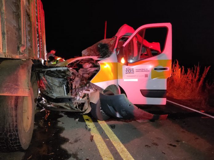 Quatro adolescentes e uma criança morrem em acidente entre van e carreta na GO-518 Quatro adolescentes e uma criança morrem em acidente entre van e carreta na GO-518