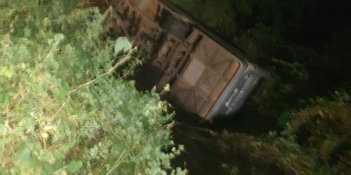 Ônibus com jogadores de time sub-17 capota na BR-304/RN e deixa feridos