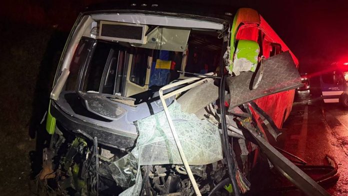 Caminhoneiro morre em colisão com ônibus na Fernão Dias, em Pouso Alegre (MG) Caminhoneiro morre em colisão com ônibus na Fernão Dias, em Pouso Alegre (MG)