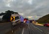 Acidente na Via Dutra (BR-116),entre van e carretas, deixa feridos, em Guaratinguetá (SP) Acidente na Via Dutra (BR-116),entre van e carretas, deixa feridos, em Guaratinguetá (SP)