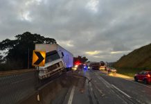Acidente na Via Dutra (BR-116),entre van e carretas, deixa feridos, em Guaratinguetá (SP)