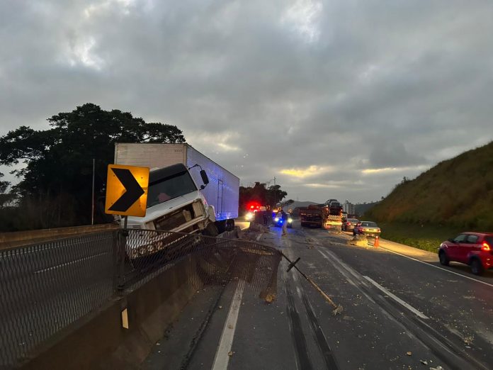 Acidente na Via Dutra (BR-116),entre van e carretas, deixa feridos, em Guaratinguetá (SP) Acidente na Via Dutra (BR-116),entre van e carretas, deixa feridos, em Guaratinguetá (SP)