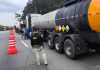 Fiscalização na Via Dutra flagra 80 veículos de carga irregulares transportando produtos perigosos Fiscalização na Via Dutra flagra 80 veículos de carga irregulares transportando produtos perigosos
