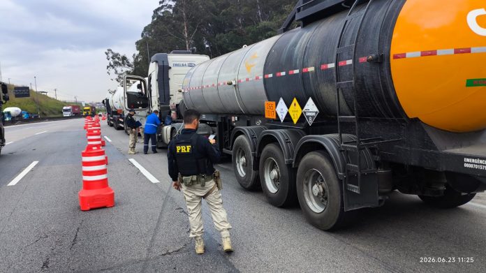 Fiscalização na Via Dutra flagra 80 veículos de carga irregulares transportando produtos perigosos