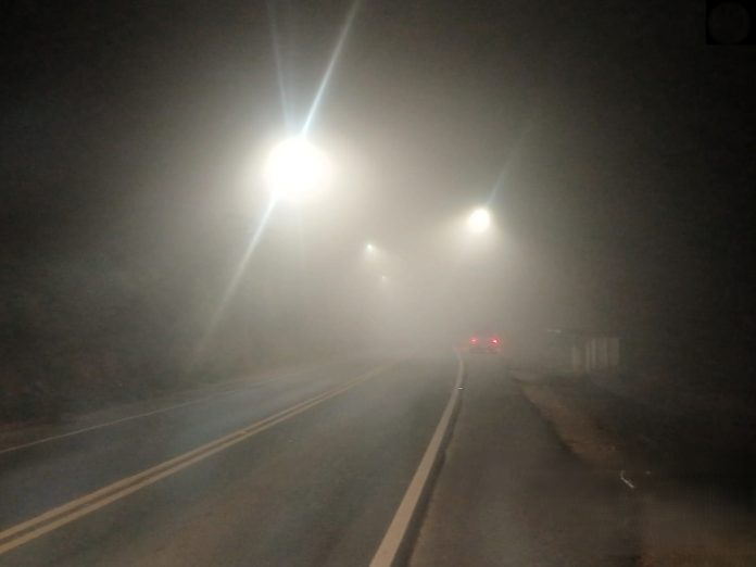 Motoristas devem redobrar a atenção em trechos viários com neblina, em Minas
