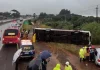 Ônibus tomba na BR-277/PR e deixa ao menos 15 feridos, em Cascavel Ônibus tomba na BR-277/PR e deixa ao menos 15 feridos, em Cascavel