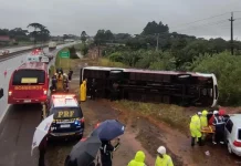 Ônibus tomba na BR-277/PR e deixa ao menos 15 feridos, em Cascavel Ônibus tomba na BR-277/PR e deixa ao menos 15 feridos, em Cascavel