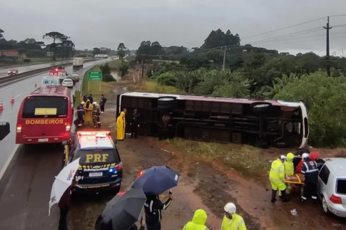 Ônibus tomba na BR-277/PR e deixa ao menos 15 feridos, em Cascavel Ônibus tomba na BR-277/PR e deixa ao menos 15 feridos, em Cascavel