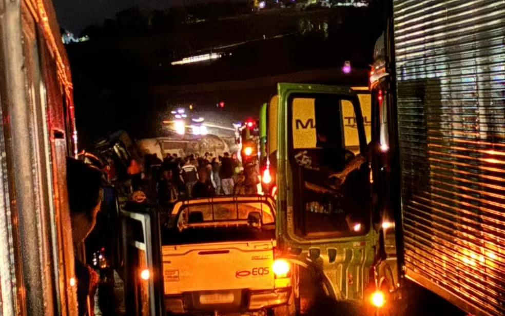 Caminhoneiro morre em colisão com ônibus na Fernão Dias, em Pouso Alegre (MG)