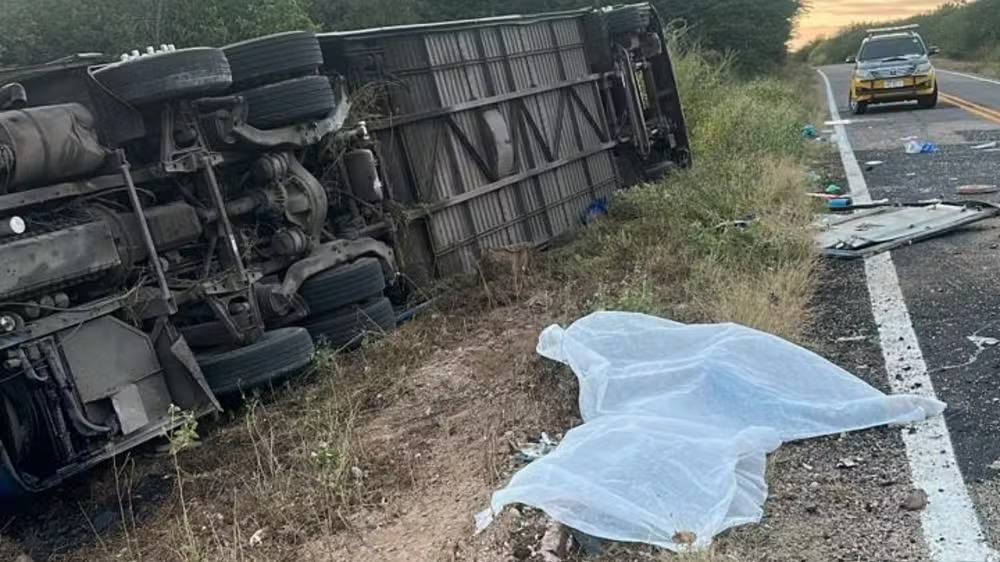 Acidente com ônibus de time de basquete na CE-187 deixa 7 mortos e vários feridos, em Tauá