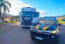 Carreta é apreendida na Fernão Dias transportando produto perigoso de forma irregular Carreta é apreendida na Fernão Dias transportando produto perigoso de forma irregular