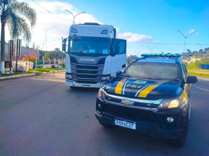 Carreta é apreendida na Fernão Dias transportando produto perigoso de forma irregular Carreta é apreendida na Fernão Dias transportando produto perigoso de forma irregular