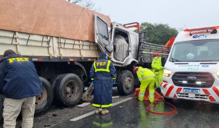Colisão entre caminhões na BR-277 mata jovem de 26 anos em São José dos Pinhais Colisão entre caminhões na BR-277 mata jovem de 26 anos em São José dos Pinhais