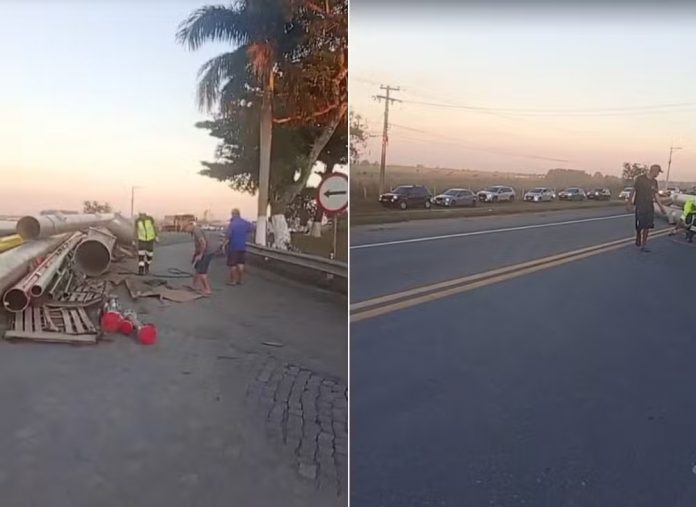 Carreta com tubos de aço tomba na BR-101/RJ e interdita a via, em Campos