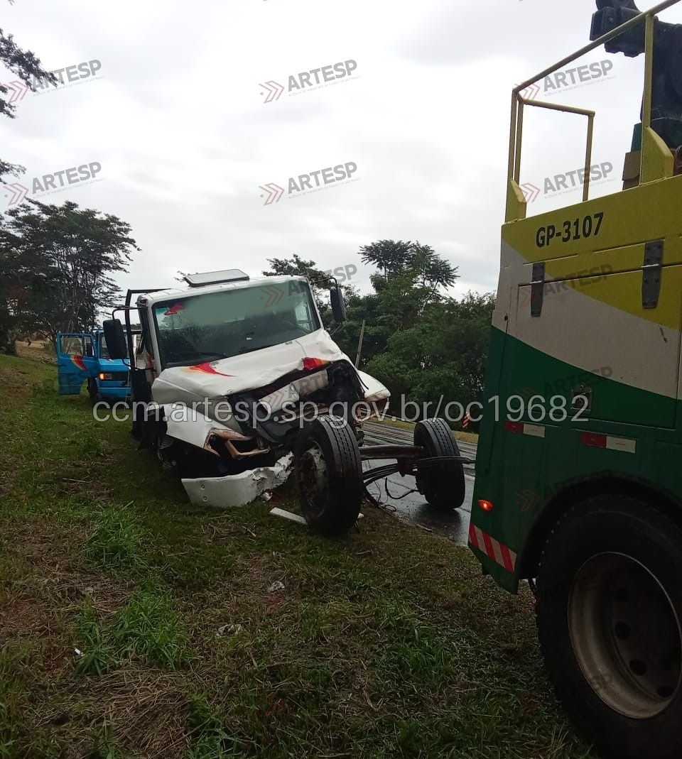 Acidente entre caminhão e utilitário mata 2 e fere 2, na SP-323, em Monte Alto