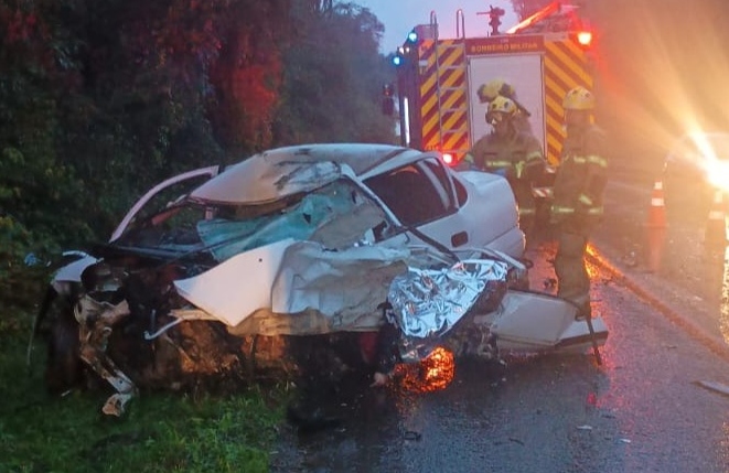 Acidente entre carro e carreta na BR-285/RS mata mãe e filhas, em Colorado Acidente entre carro e carreta na BR-285/RS mata mãe e filhas, em Colorado
