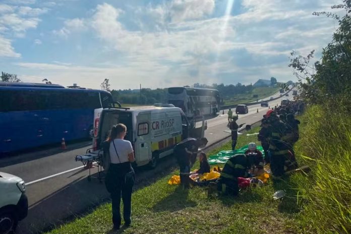 Acidente com ônibus e carros na Via Dutra deixa 10 feridos, em Caçapava (SP)
