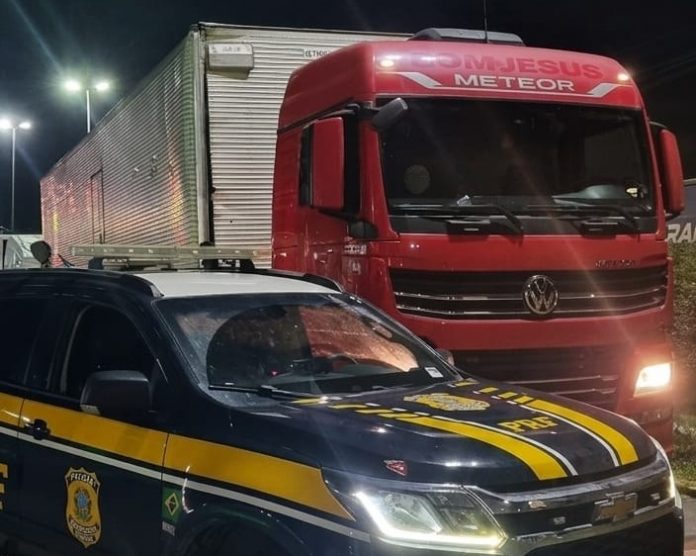 Carreta Volkswagen clonada é apreendida na Via Dutra, em Itatiaia