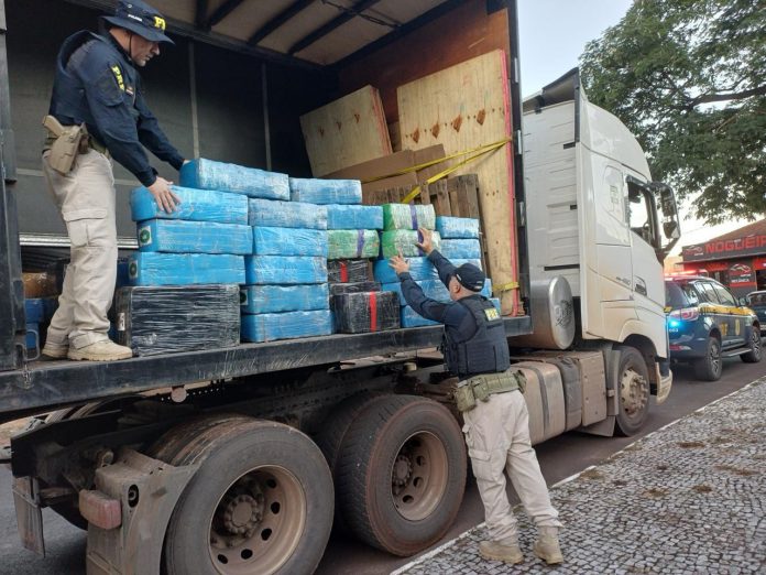 Caminhoneiro drogado é preso na BR-163/PR com quase 2 toneladas de maconha Caminhoneiro drogado é preso na BR-163/PR com quase 2 toneladas de maconha