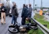 VÍDEO: Mãe e filha morrem em acidente de moto e carreta na BR-101/SC, em Itajaí VÍDEO: Mãe e filha morrem em acidente de moto e carreta na BR-101/SC, em Itajaí