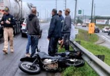 VÍDEO: Mãe e filha morrem em acidente de moto e carreta na BR-101/SC, em Itajaí VÍDEO: Mãe e filha morrem em acidente de moto e carreta na BR-101/SC, em Itajaí