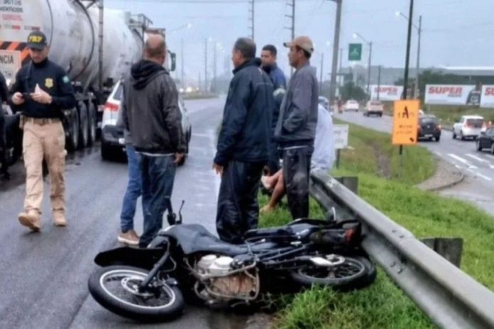VÍDEO: Mãe e filha morrem em acidente de moto e carreta na BR-101/SC, em Itajaí