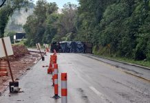 Caminhão com carga tóxica tomba na PR-180 e bloqueia a via, em Francisco Beltrão Caminhão com carga tóxica tomba na PR-180 e bloqueia a via, em Francisco Beltrão