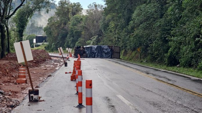 Caminhão com carga tóxica tomba na PR-180 e bloqueia a via, em Francisco Beltrão