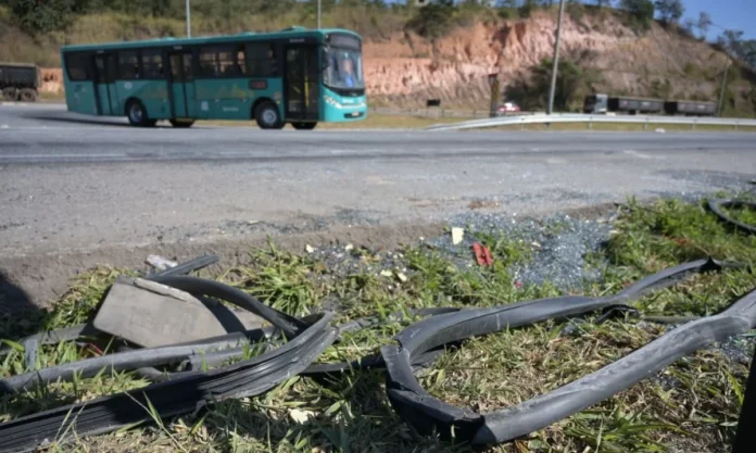Ônibus tomba na BR-040 e deixa 21 feridos, em na Grande BH