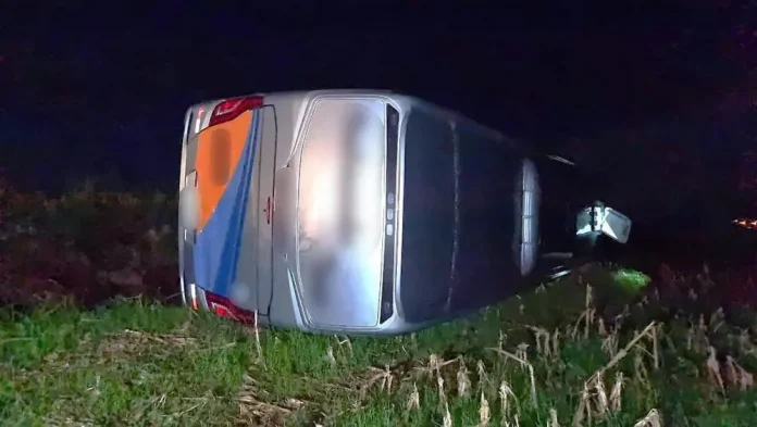 Ônibus tomba na rodovia BR-180/PR, entre Cascavel e Juvinópolis, e deixa feridos
