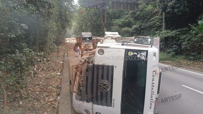 Acidente entre caminhão e carreta interdita descida da serra da Via Anchieta, em Cubatão (SP)