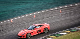Que tal testar um modelo de Ferrari, Lamborghini ou Porsche, em Interlagos? Que tal testar um modelo de Ferrari, Lamborghini ou Porsche, em Interlagos?