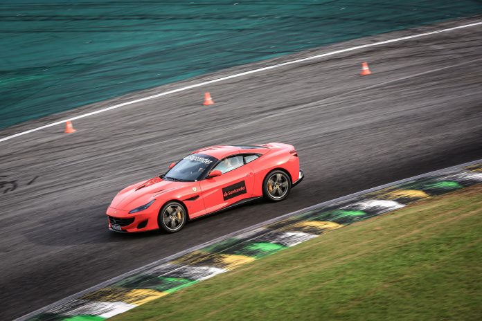 Que tal testar um modelo de Ferrari, Lamborghini ou Porsche, em Interlagos?