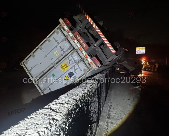 Acidente na Via Anchieta com carretas e caminhão interdita pista de subida, em Cubatão (SP)