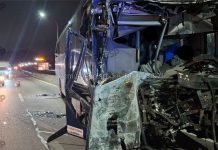 Ônibus da Viação Cometa bate em carreta no Rodoanel e deixa 23 feridos, em Embu das Artes