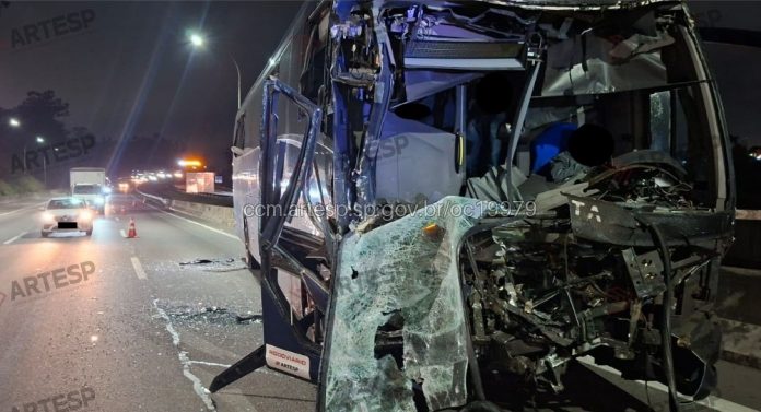 Ônibus da Viação Cometa bate em carreta no Rodoanel e deixa 23 feridos, em Embu das Artes Ônibus da Viação Cometa bate em carreta no Rodoanel e deixa 23 feridos, em Embu das Artes