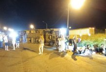 Ônibus tomba na BR-116/BA e deixa 5 passageiros feridos, em Santo Estevão