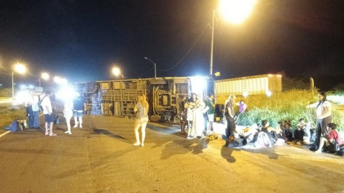 Ônibus tomba na BR-116/BA e deixa 5 passageiros feridos, em Santo Estevão