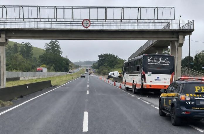 Acidente na Régis Bittencourt, entre ônibus e van, deixa feridos, em Miracatu (SP)