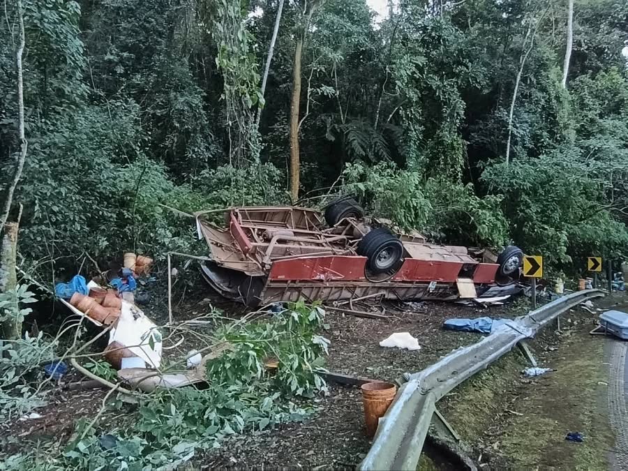 Acidente na SP-251 com ônibus irregular perde freio, tomba e mata duas mulheres, em Águas da Prata Acidente na SP-251 com ônibus irregular perde freio, tomba e mata duas mulheres, em Águas da Prata