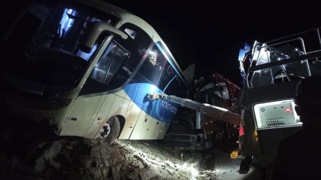 Ônibus da Novo Horizonte com 23 multas se envolve em acidente na BR-135/MG com 2 mortes Ônibus da Novo Horizonte com 23 multas se envolve em acidente na BR-135/MG com 2 mortes