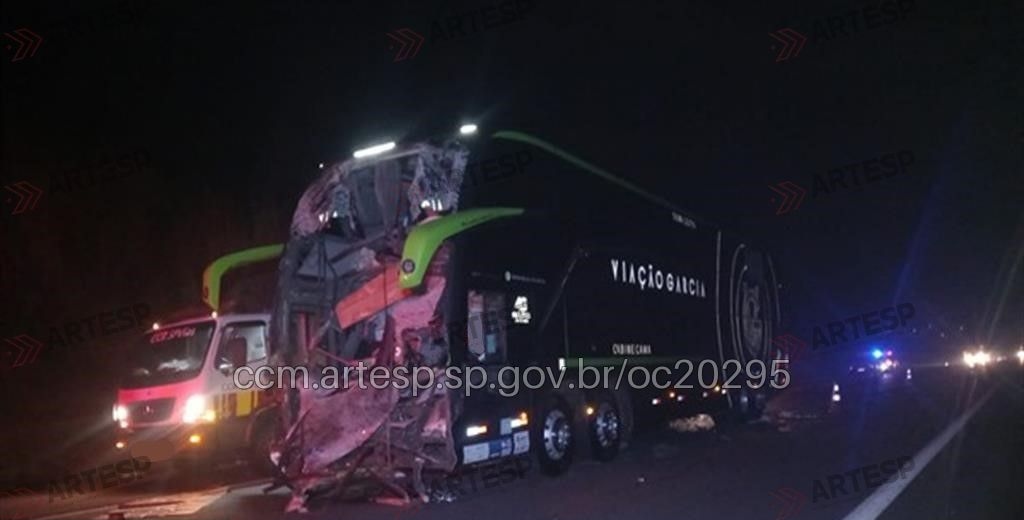 Sobe para 3 o total de mortes de acidente com ônibus da Garcia e carreta, na Castello Branco