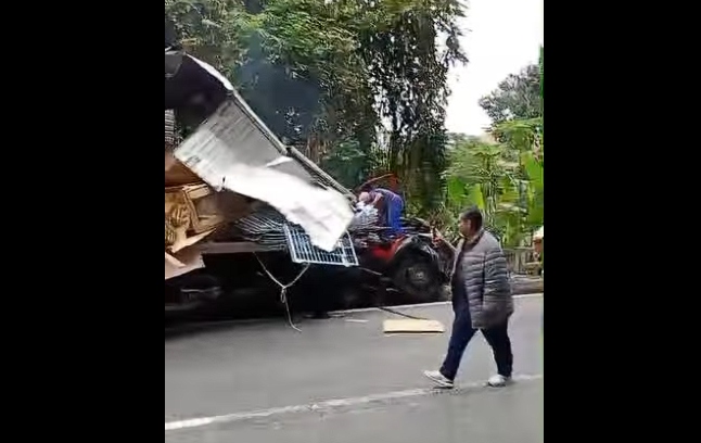 Engavetamento na Serra das Araras com caminhão e carreta deixa ferido, em Piraí (RJ) Engavetamento na Serra das Araras com caminhão e carreta deixa ferido, em Piraí (RJ)