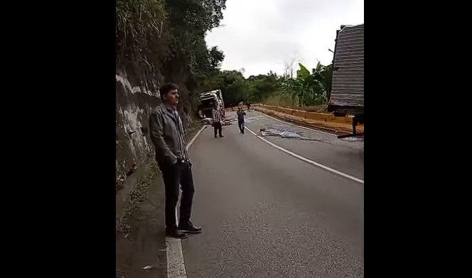 Engavetamento na Serra das Araras com caminhão e carreta deixa ferido, em Piraí (RJ)