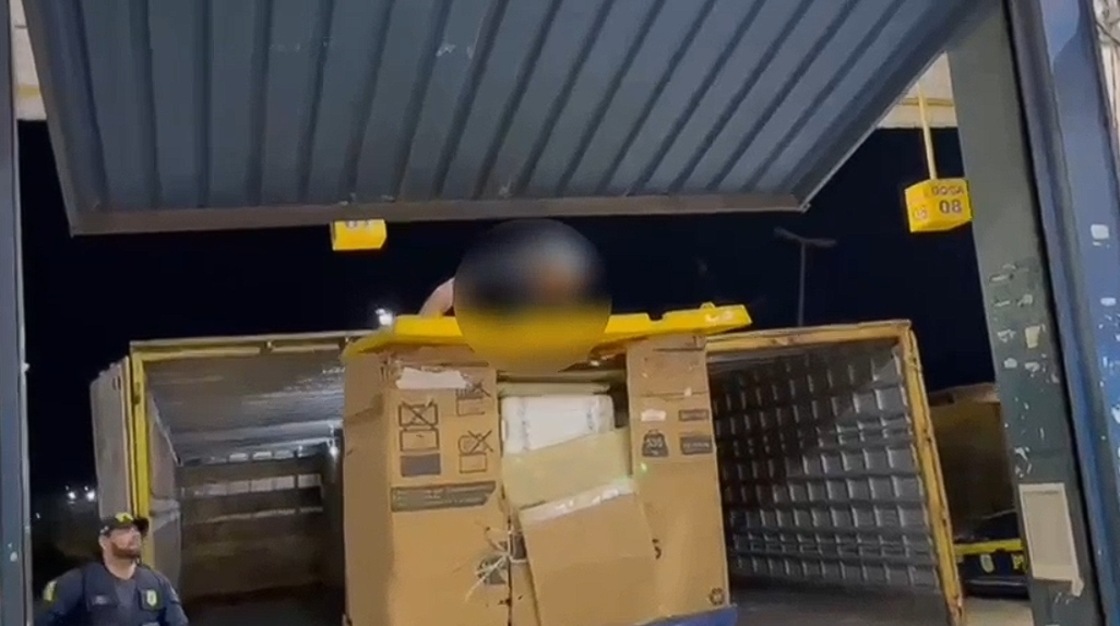 VÍDEO: Em vez de cartas, caminhão dos Correios transportava suspeito de furto dentro do baú