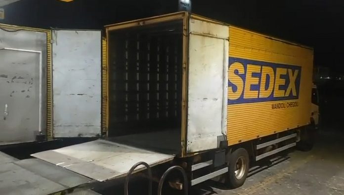 VÍDEO: Em vez de cartas, caminhão dos Correios transportava suspeito de furto dentro do baú VÍDEO: Em vez de cartas, caminhão dos Correios transportava suspeito de furto dentro do baú