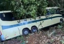 Ônibus da Unida cai em pequena ribanceira na BR-040/RJ e deixa motorista ferido