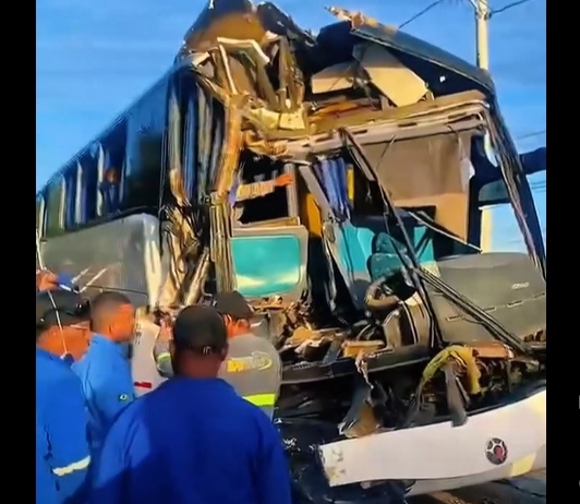 Acidente com ônibus na Via Parafuso (BA-535) deixa ao menos 20 feridos, em Camaçari