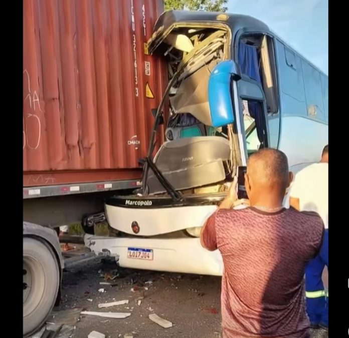 Acidente com ônibus na Via Parafuso (BA-535) deixa ao menos 20 feridos, em Camaçari Acidente com ônibus na Via Parafuso (BA-535) deixa ao menos 20 feridos, em Camaçari